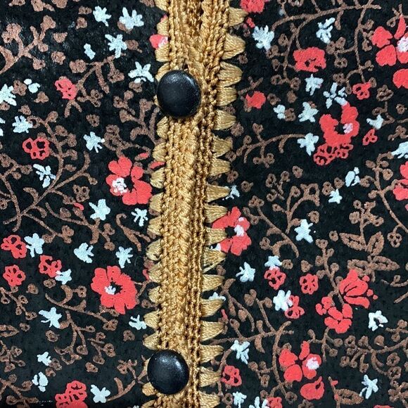 VINTAGE 70s patchwork of painted leather pieces crochet together to create vest - Picture 3 of 9